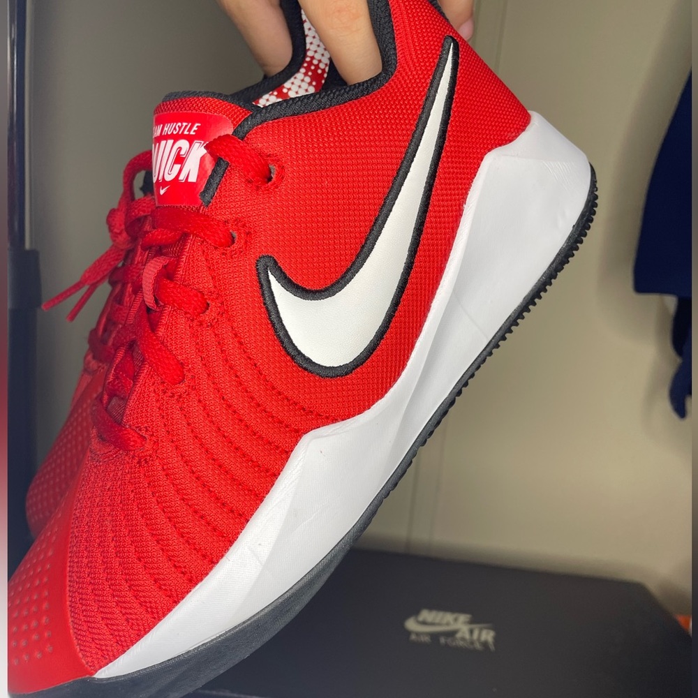 NIKE TEAM HUSTLE RED YOUTH SHOES